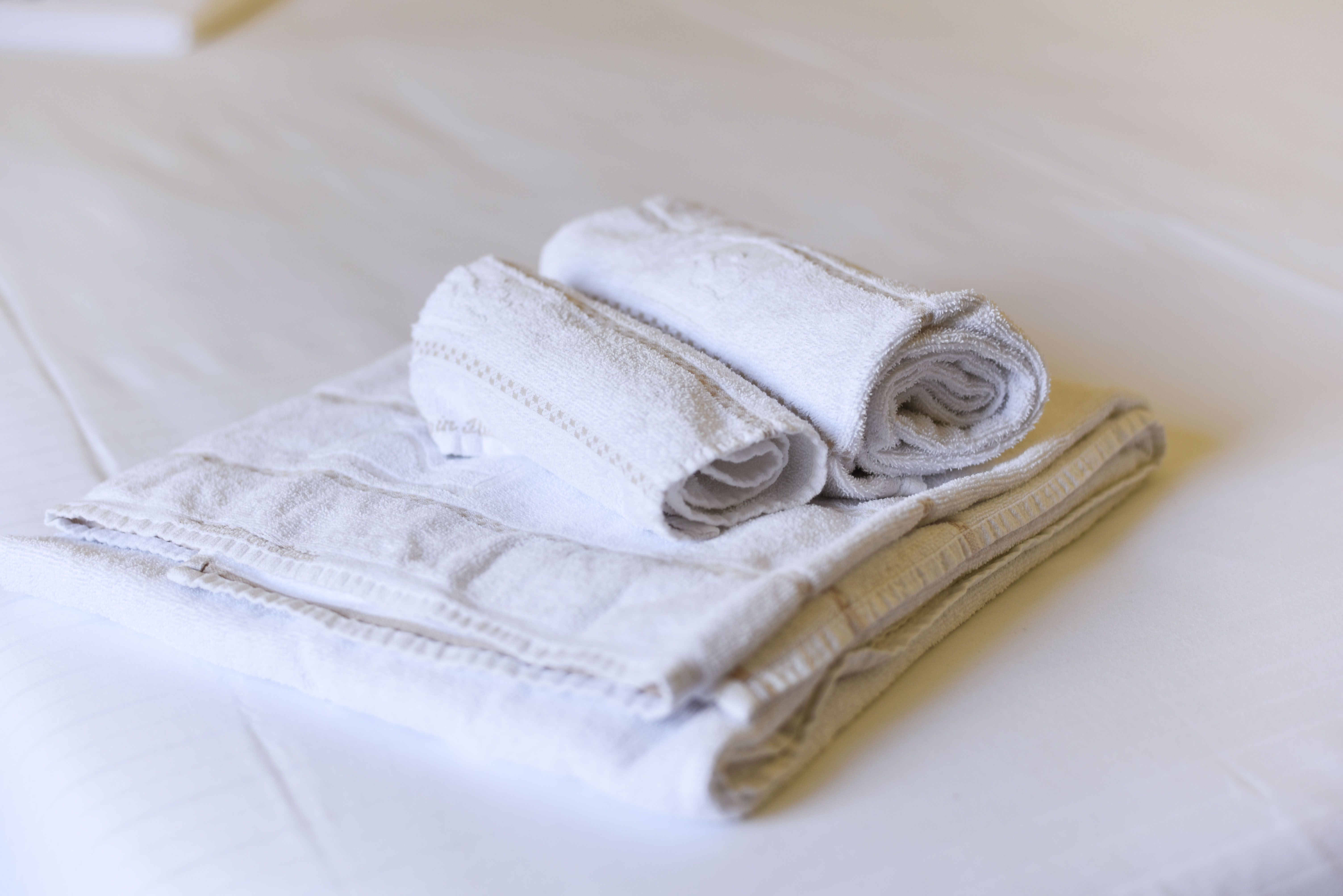 dettaglio asciugamani sul letto